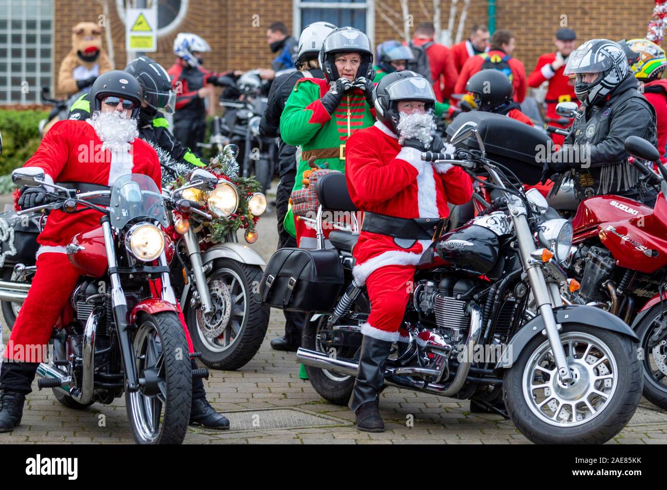 Chelmsford, Essex, Royaume-Uni. 7 décembre 2019. Les motards habillée en père visiter l'unité de pédiatrie à Broomfield Hospital à distribuer des cadeaux de Noël pour les hôpitaux d'Essex Crédit : Charité Ricci Fothergill/Alamy Live News Banque D'Images