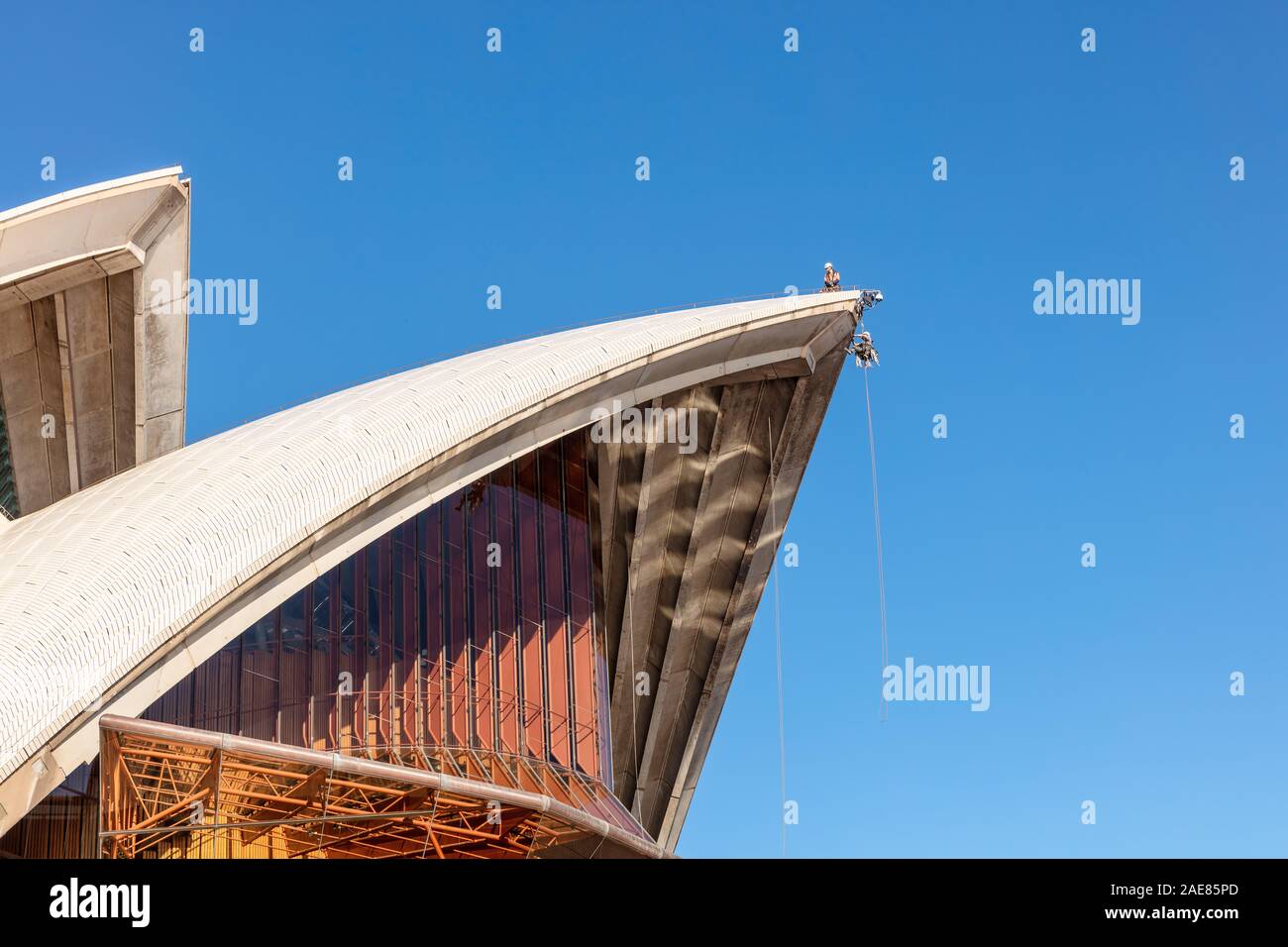 Travaux à haute altitude entretien effectués sur le toit de l'emblématique Opéra de Sydney, Australie. Banque D'Images