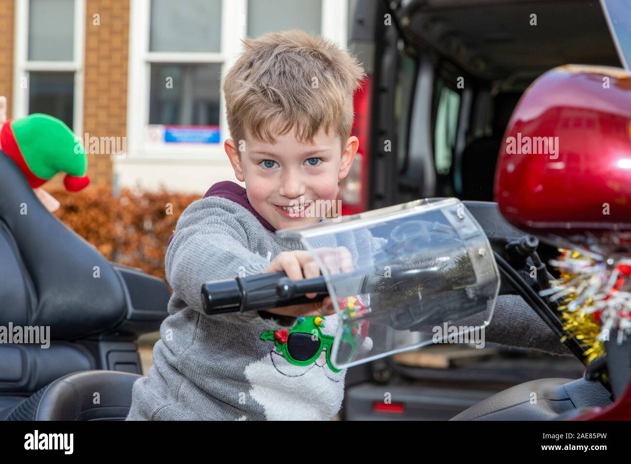 Chelmsford, Essex, Royaume-Uni. 7 décembre 2019. Les motards habillée en père visiter l'unité de pédiatrie à Broomfield Hospital à distribuer des cadeaux de Noël pour les hôpitaux d'Essex Crédit : Charité Ricci Fothergill/Alamy Live News Banque D'Images