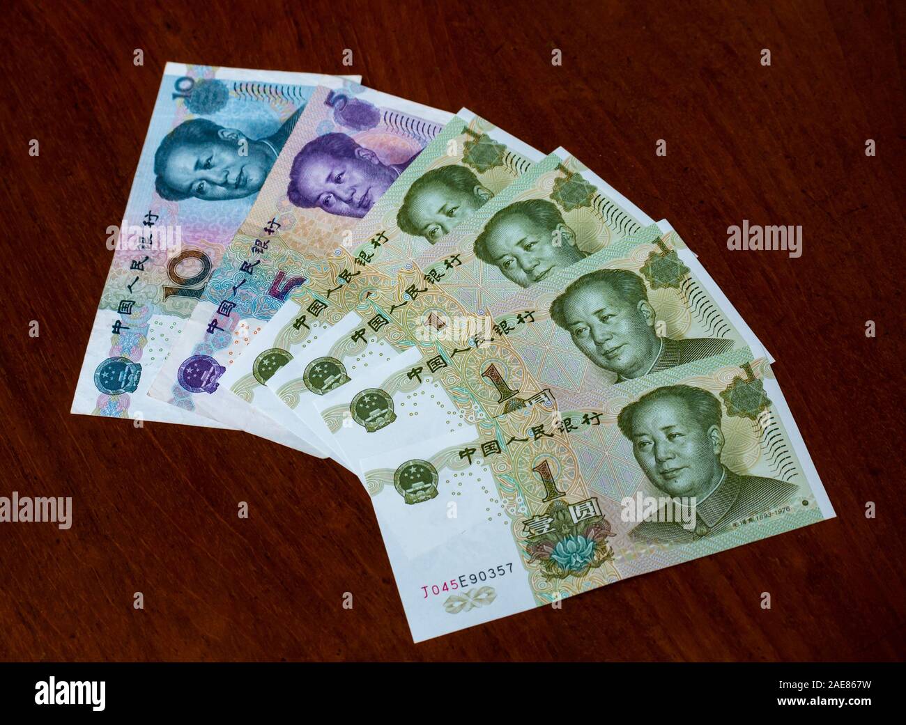 Yuan chinois argent billets en papier avec dix, cinq et un yuan billets de banque Banque D'Images