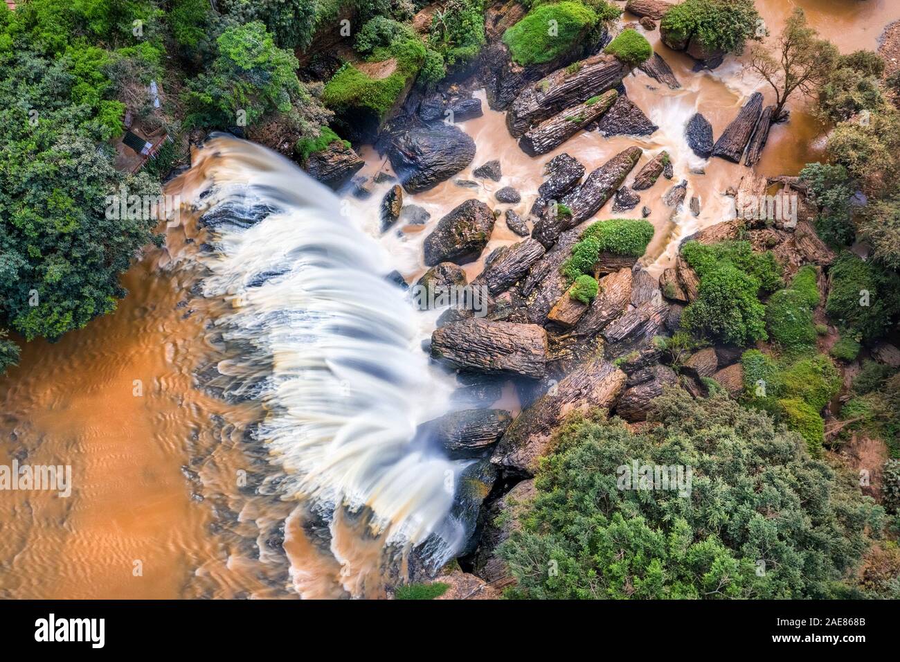 Image libre de droits vue aérienne de haute qualité sur La cascade De Voi ou la cascade d'éléphant, Dalat, province de Lam Dong, est des chutes d'eau supérieures au Vietnam Banque D'Images