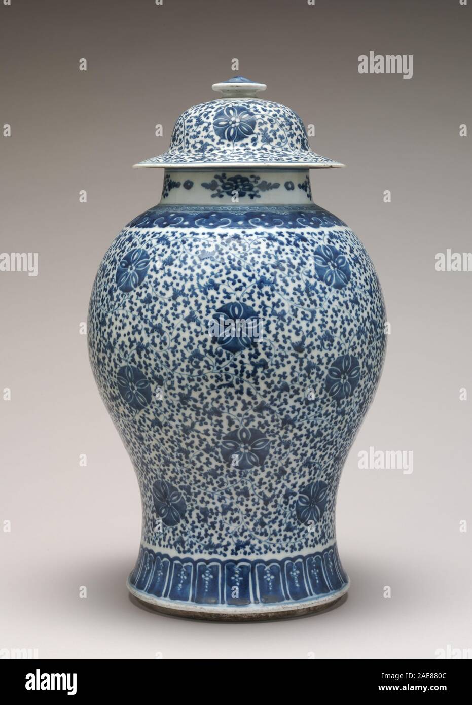 Un pot bleu et blanc du XVIIIe siècle avec couvercle de la dynastie chinoise Qing, montrant de la porcelaine, décoration florale peinte, forme cylindrique, couvercle, artisanat traditionnel et décoratif chinois Banque D'Images