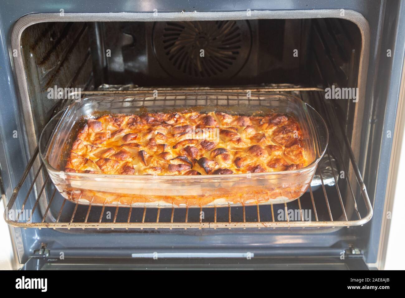 Le far breton traditionnel gâteau aux pommes du four Banque D'Images
