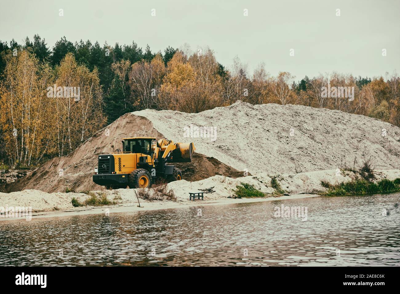 Terre et un gros tas de sable aux couleurs de la banque, de l'image Banque D'Images