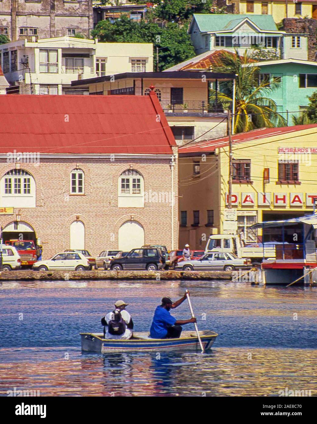 St George's, Grenade. 6e déc, 2019. Un bateau dans la pittoresque baie de St George's Harbour, capitale de l'île antillaise de Grenade. Connu comme l'île aux épices, la Grenade est une destination touristique populaire. Credit : Arnold Drapkin/ZUMA/Alamy Fil Live News Banque D'Images