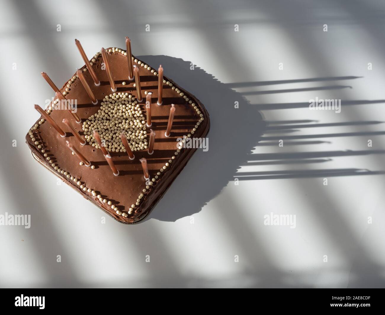 Beau Gateau Au Chocolat Avec Des Bougies D Anniversaire Et Un Coeur En Forme De Bonbons Dans Le Milieu Tres Haute Resolution Angle Incroyable Avec Les Ombres Photo Stock Alamy