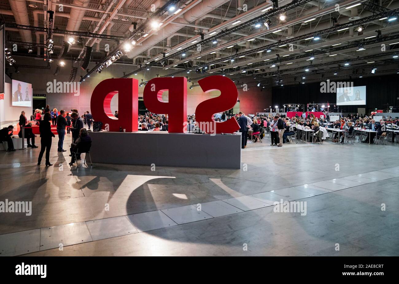 Berlin, Allemagne. 07Th Dec, 2019. Le SPD logo peut être vu dans le plénum à la DSF parti fédéral conférence. Le SPD veut élire une nouvelle équipe de direction à la conférence du parti avant le 8 décembre 2019. Credit : Kay Nietfeld/dpa/Alamy Live News Banque D'Images