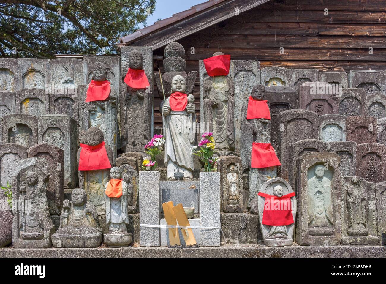 Statues de pierre Ojizou san, un bodhisattva bouddhiste, Porter du rouge bib, protecteur des enfants et le protecteur des voyageurs, dans un temple à Kanazawa, Ishi Banque D'Images