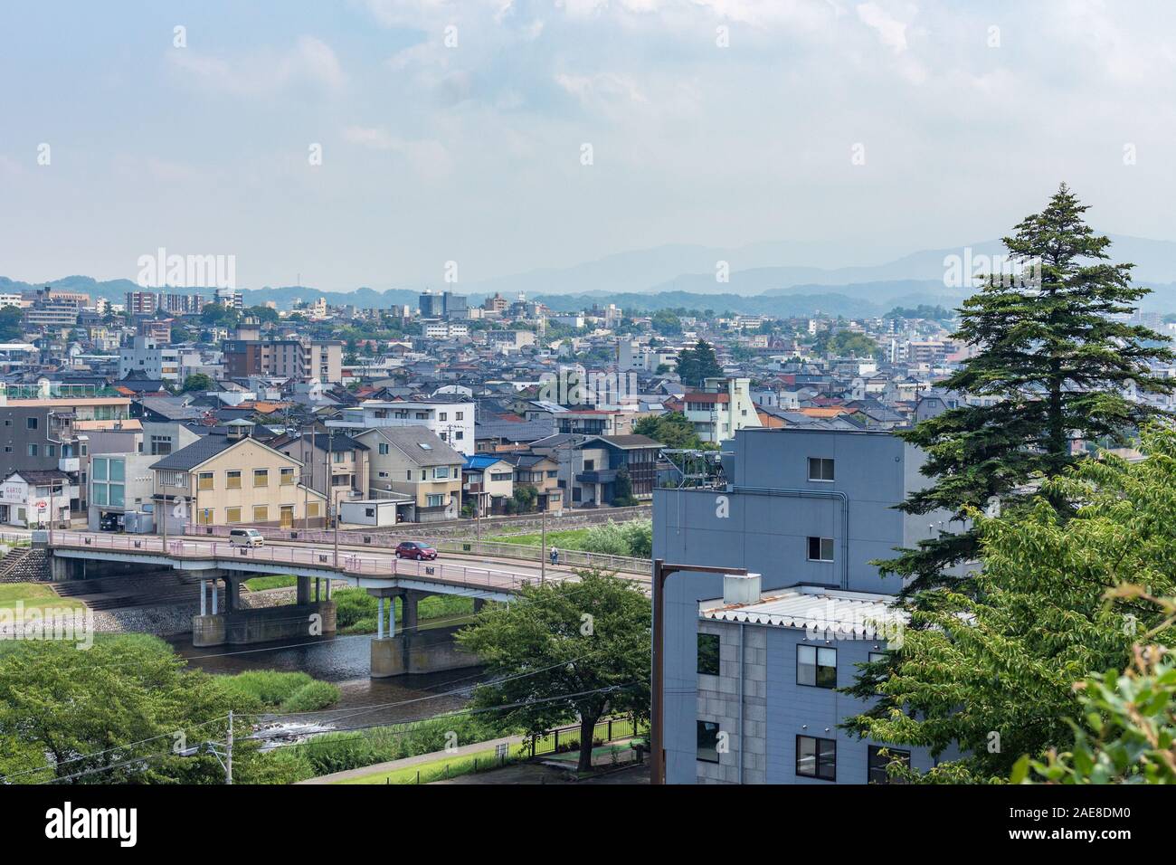 Vue de la ville de Kanazawa et le fleuve Saigawa qui le traverse. La Préfecture d'Ishikawa, Kanazawa, Japon occidental. Banque D'Images