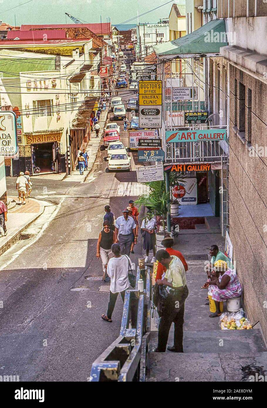 St Gerorge'S, la Grenade. 6e déc, 2019. Scène de rue à Saint George's, capitale de l'île antillaise de Grenade. Connu comme l'île aux épices, la Grenade est une destination touristique populaire. Credit : Arnold Drapkin/ZUMA/Alamy Fil Live News Banque D'Images