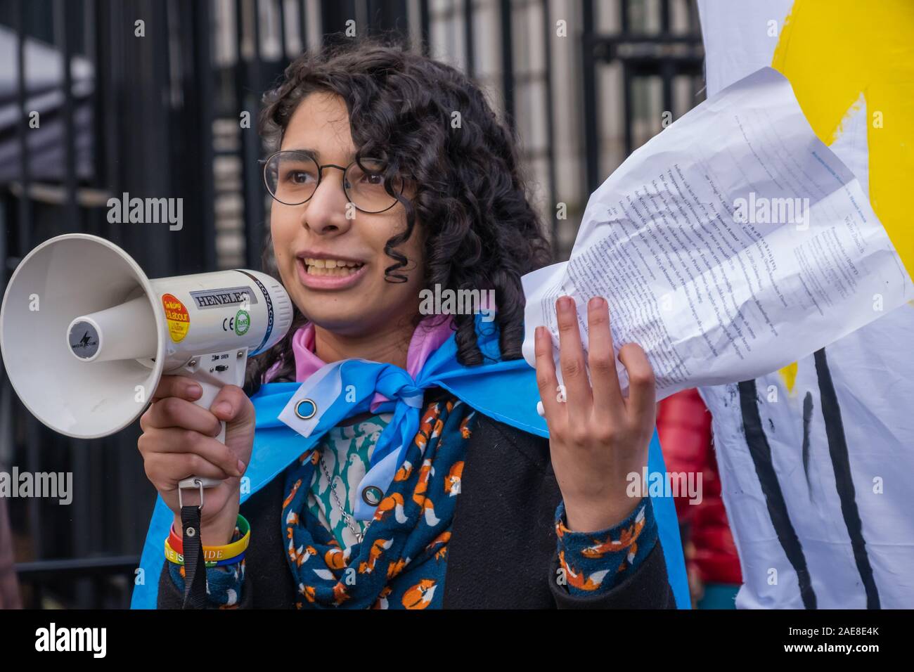 Londres, Royaume-Uni. 7 décembre 2019. Un Allemand transgenre résidant au Royaume-Uni est titulaire de l'enregistrement allemand de sa réaffectation, pas reconnu au Royaume-Uni, à la 'bum Boys contre Boris' rassemblement à Downing St., Boris Johnson, a déclaré : "Si le mariage gay était OK puis j'ai vu aucune raison de principe pour laquelle un syndicat ne devrait pas être consacré entre trois hommes et un chien." les militants LGBT + qui ont repris l'étiquette de Boris 'bum boys' organiser un mariage pour 3 hommes et un chien à l'extérieur de l'administration centrale de la campagne des Conservateurs pour protester contre cette et ses autres homophobe, raciste, sexiste et ableist commentaires avant de marcher à un rassemblement à l'extérieur de Downing St. Banque D'Images