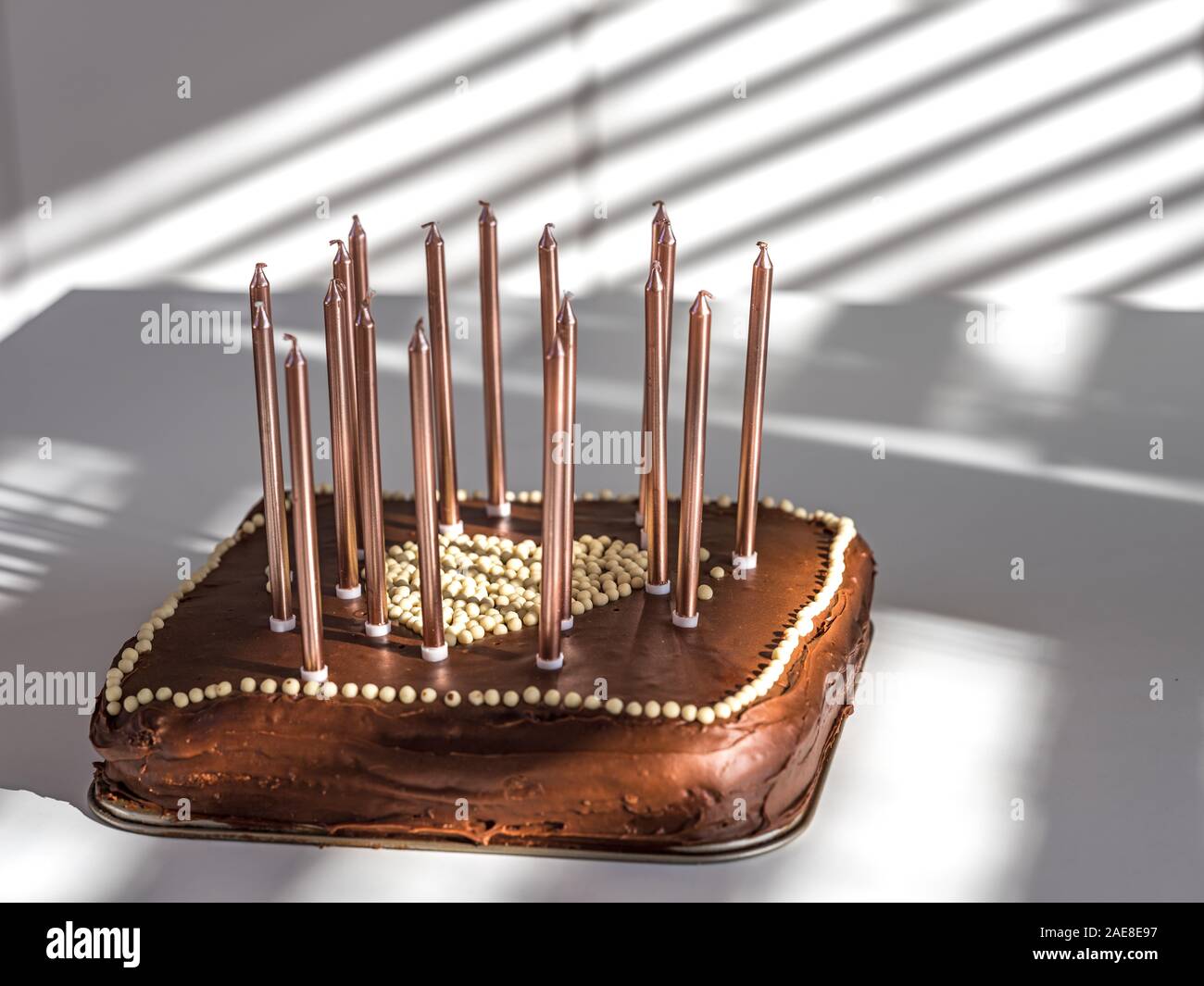 Beau Gateau Au Chocolat Avec Des Bougies D Anniversaire Et Un Coeur En Forme De Bonbons Dans Le Milieu Tres Haute Resolution Angle Incroyable Avec Les Ombres Photo Stock Alamy