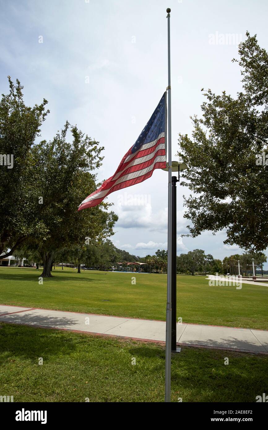 Drapeau américain en berne memorial park kissimmee kissimmee florida usa Banque D'Images