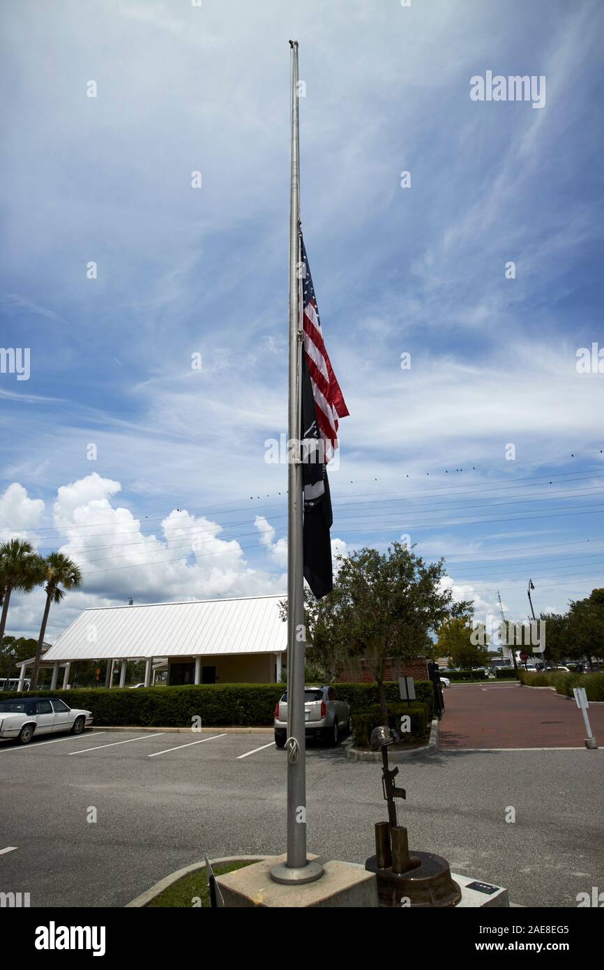 Drapeau américain et mia d'un drapeau en berne kissimmee Memorial Park à l'extérieur de l'American Legion post kissimmee florida usa Banque D'Images