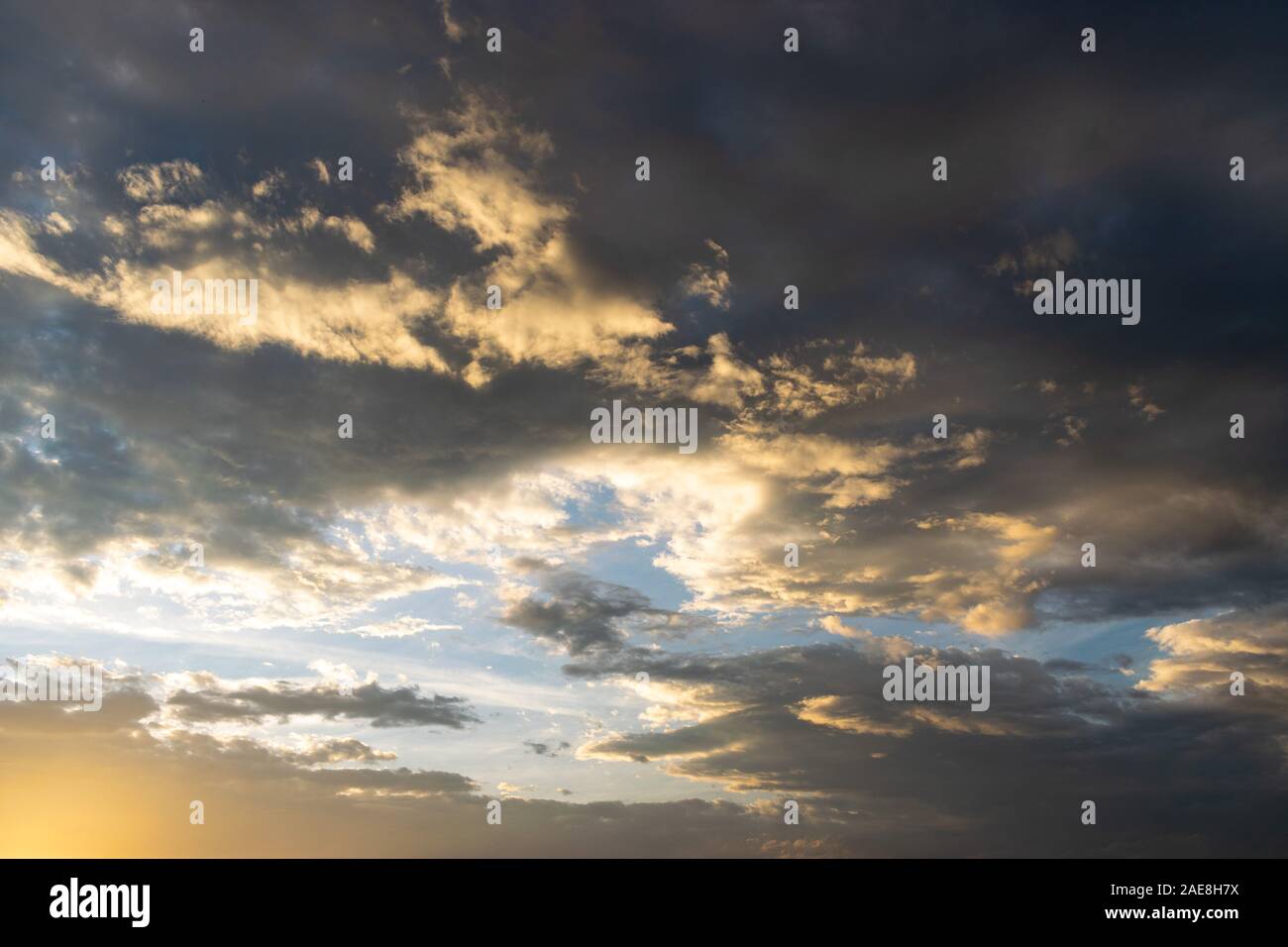 Beau coucher de soleil à la torche lumineuse avec dans le coin, ciel bleu et nuages de tempête sombre Banque D'Images