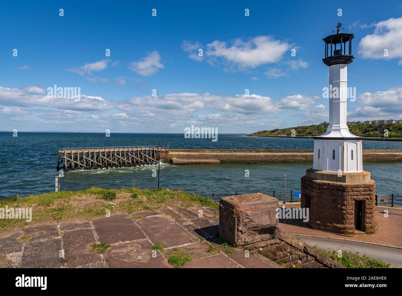 Maryport, Cumbria, Angleterre, Royaume-Uni - Mai 04, 2019 : l'ancien phare Maryport, avec l'embarcadère et la rivière Ellen Banque D'Images