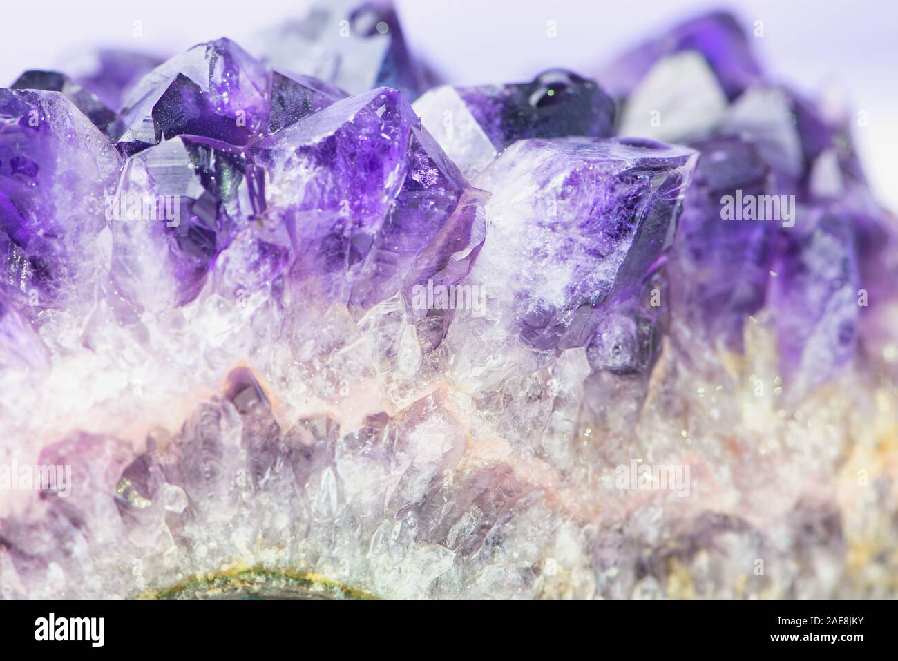 Améthyste violet de macro photo couleur, de pierre gemme Banque D'Images