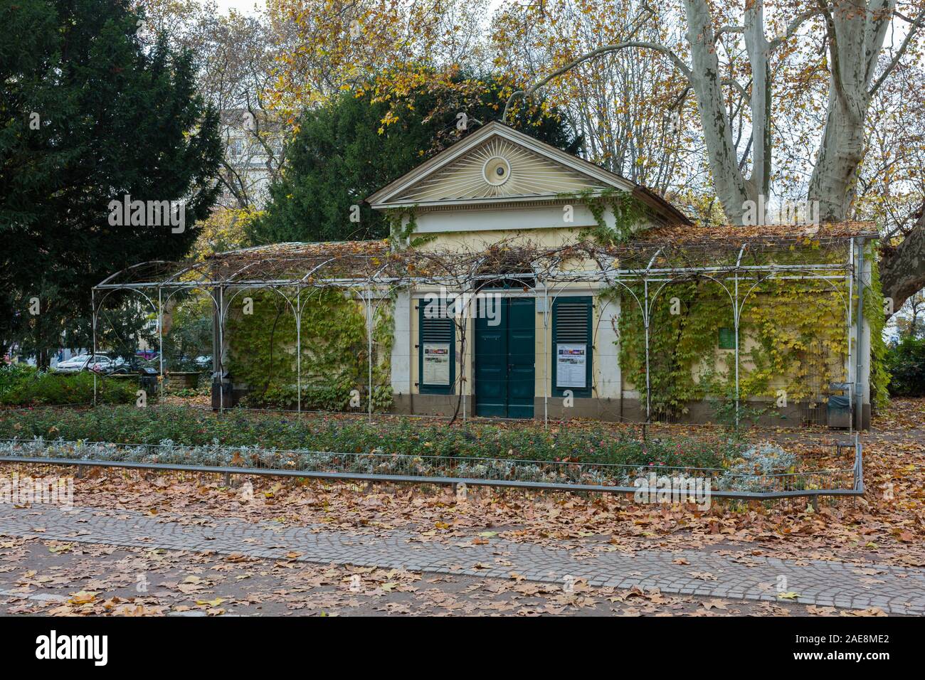 Vue avant de l'Nebbiensches Gartenhaus (Nebbien's Summerhouse). Monument historique, l'architecture classique. Situé à Francfort (Böckenheimer Park). Banque D'Images