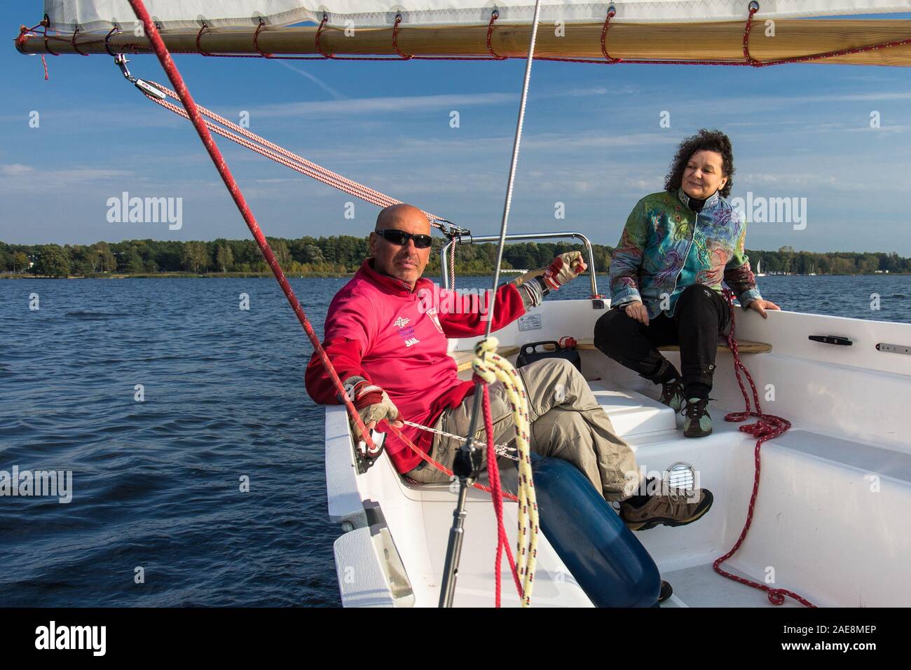 Un couple sailing un grand bateau sur le réservoir Zegrze, Pologne Banque D'Images