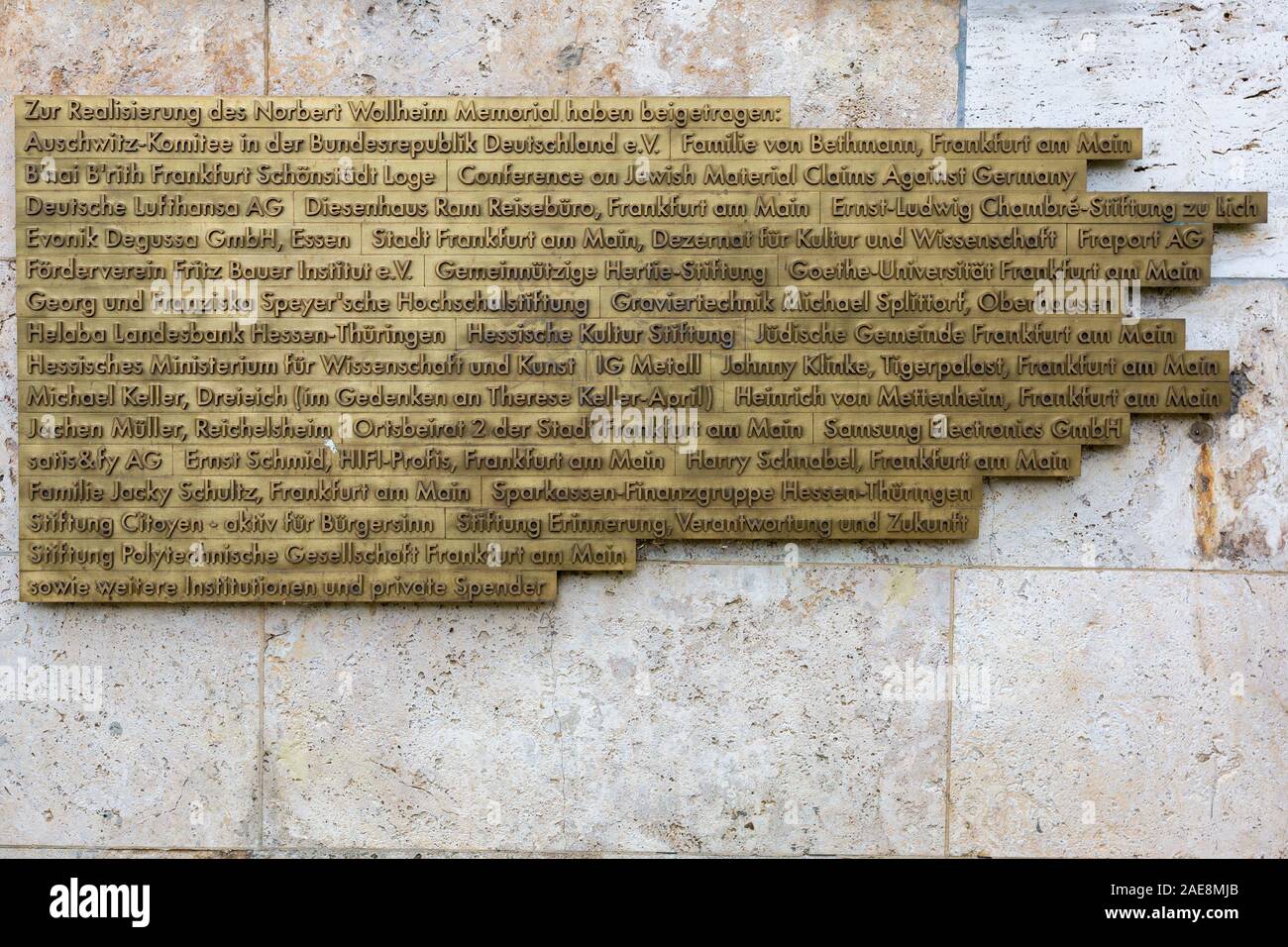 Close-up de l'inscription des donneurs dans le mur extérieur de la Wollheim Memorial. Les personnes et sociétés qui ont contribué à réaliser le monument. Banque D'Images