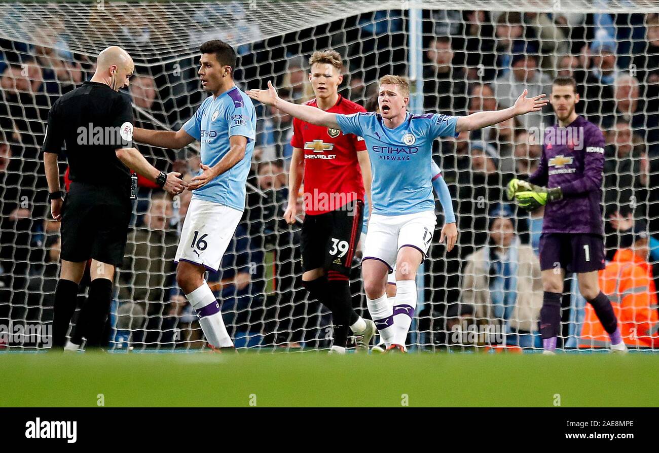 Manchester City's Kevin De Bruyne (droite) et Rodrigo (centre) appels pour une pénalité de match arbitre Anthony Taylor (à gauche) au cours de la Premier League match au stade Etihad, Manchester. Banque D'Images