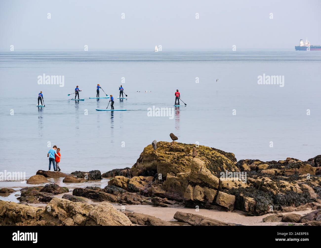 L'autre école de surf paddle board leçon, Dunbar, East Lothian, Scotland, UK Banque D'Images