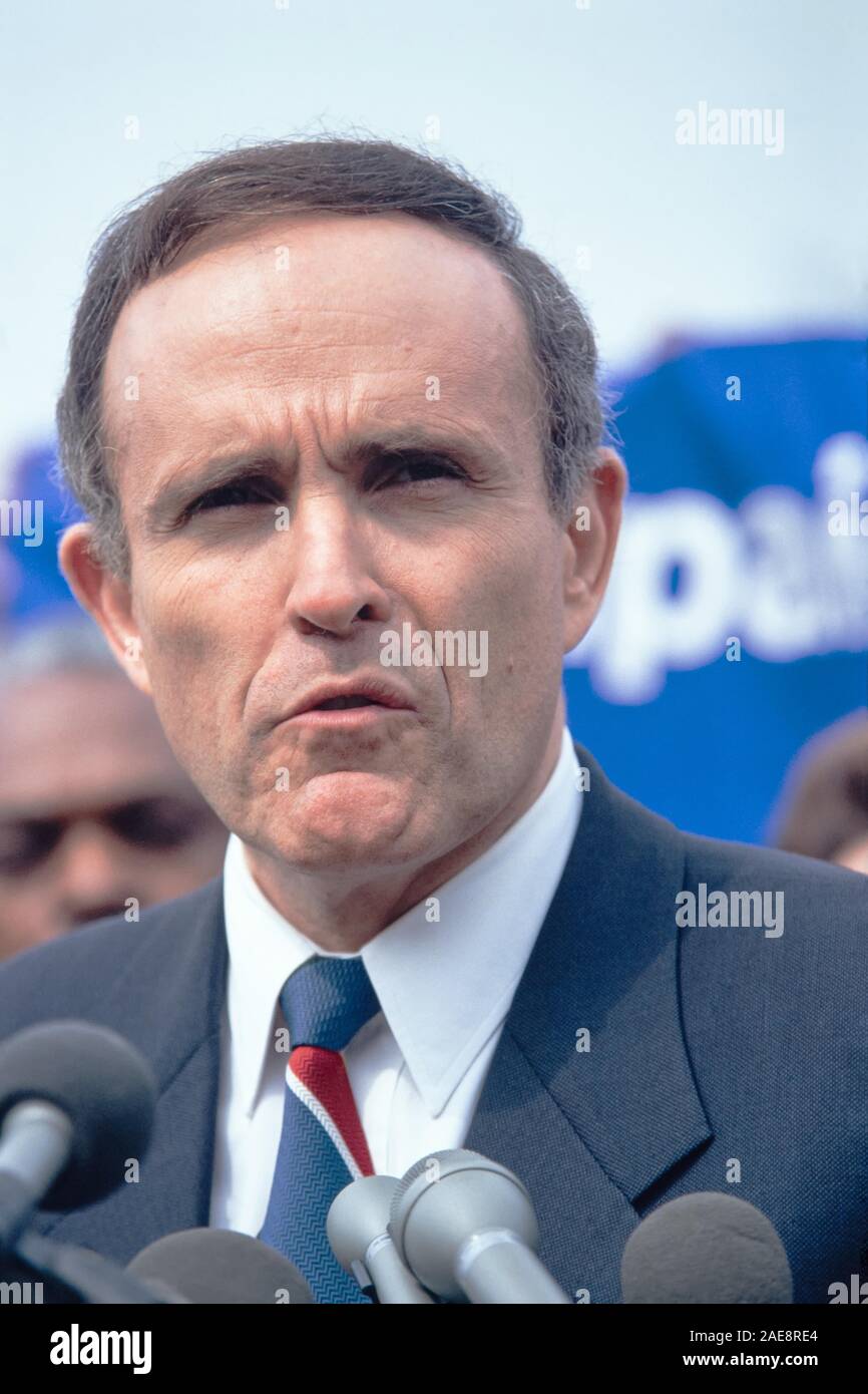 Maire de la ville de New York, Rudy Giuliani lors d'une conférence de presse à l'appui du Violent Crime Control and Law Enforcement Act de 1994 à l'extérieur du Capitole au Capitole le 31 mars 1994 à Washington, DC. Banque D'Images