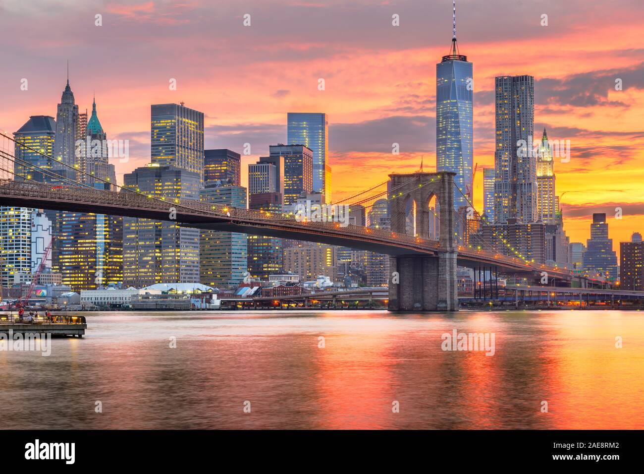 New York, New York, USA Le Lower Manhattan skyline sur l'East River au crépuscule. Banque D'Images