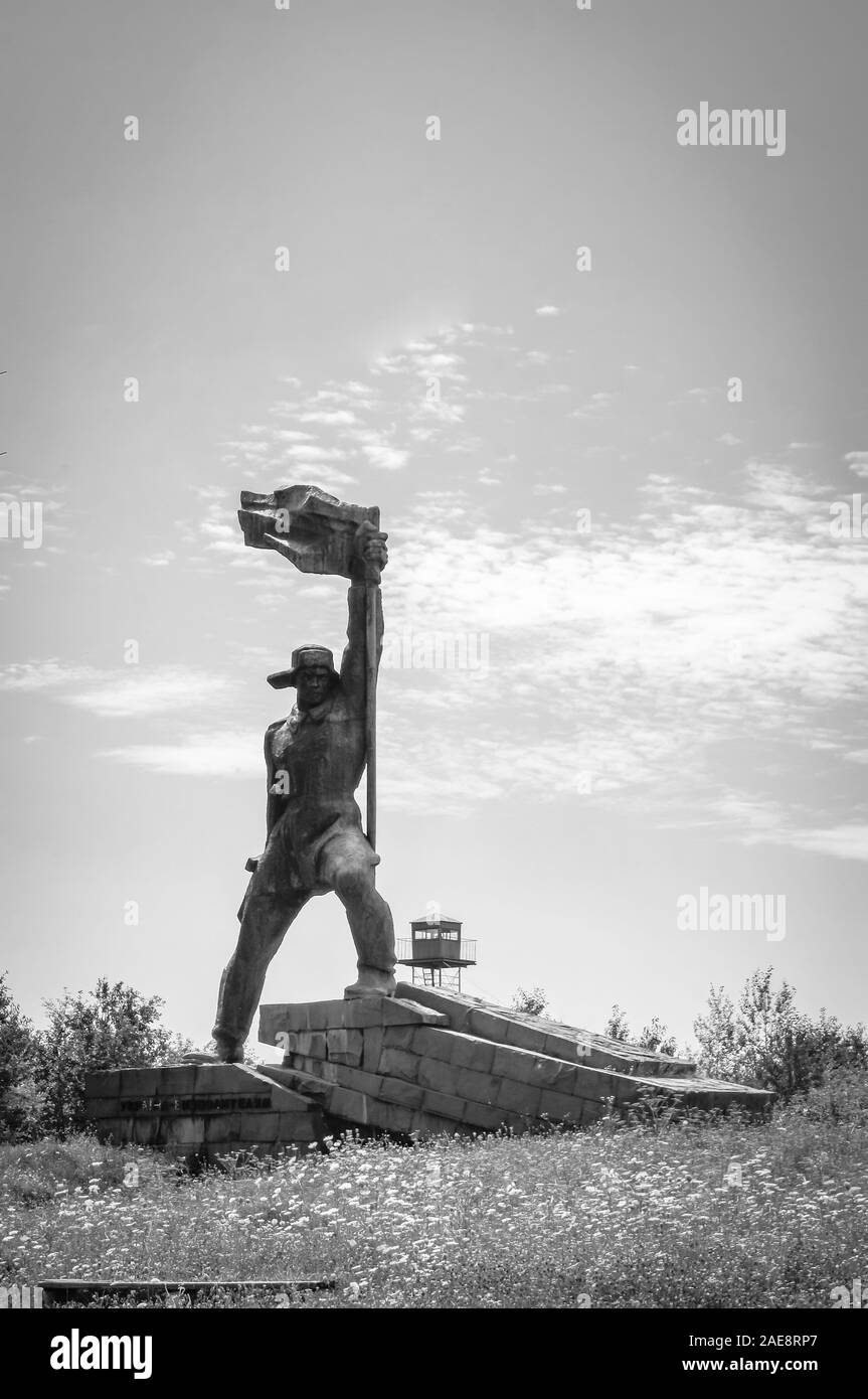 'Ukraine - pour libérateurs' - un très grand monument monumental, d'un soldat de 1970 et de guet à la frontière ukrainienne avec la Slovaquie. Uzhhorod Banque D'Images