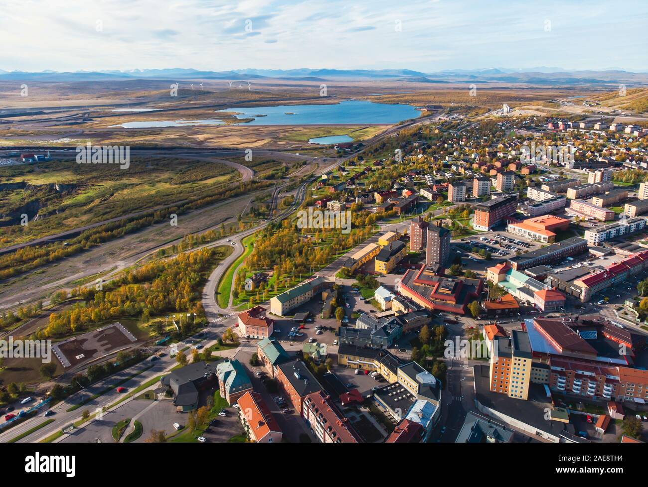 Vue aérienne été ensoleillé de Kiruna, la ville le plus au nord de la Suède, province de Laponie, comté de Norrbotten, photo shot de drone Banque D'Images
