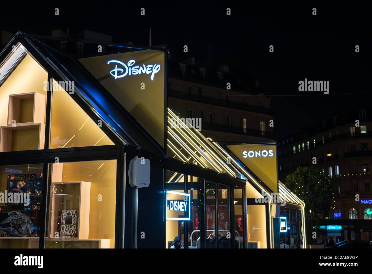 Paris, France - le 4 décembre 2019 Noël : verre Pop-up store de voir Disny  et Sonos à l'extérieur de la Gare St Lazare Photo Stock - Alamy