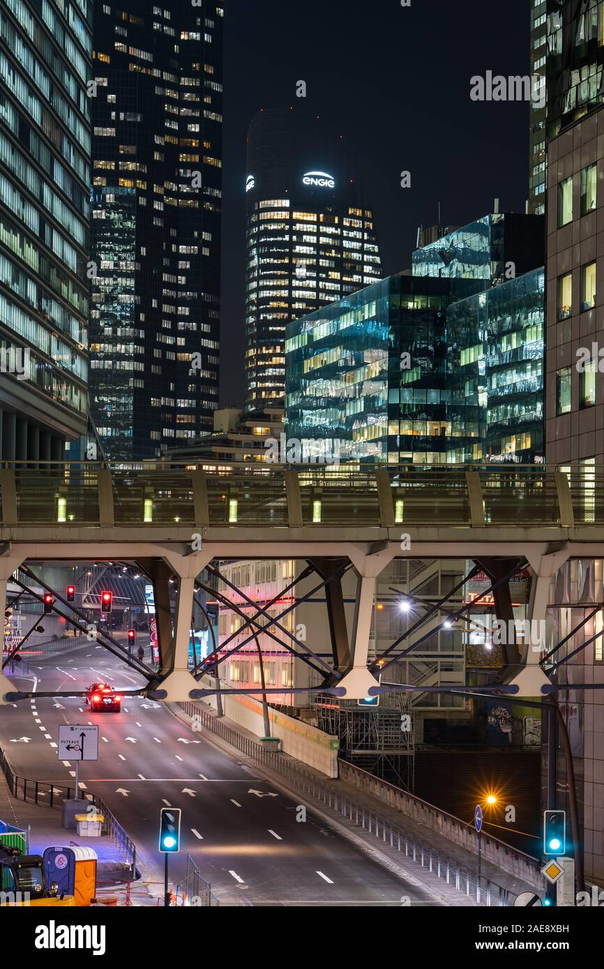 Paris, France - le 4 décembre 2019 : Tour Engie dans le quartier financier de la Défense avec overline pont dans la nuit Banque D'Images