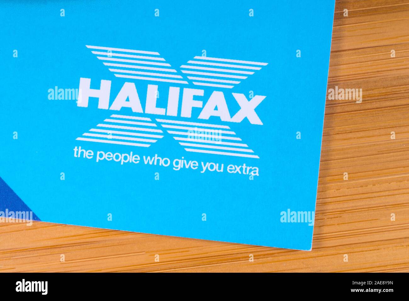 Londres, UK - 3 décembre 2019 : Close-up de la banque Halifax, le logo représenté sur une brochure d'information. Banque D'Images