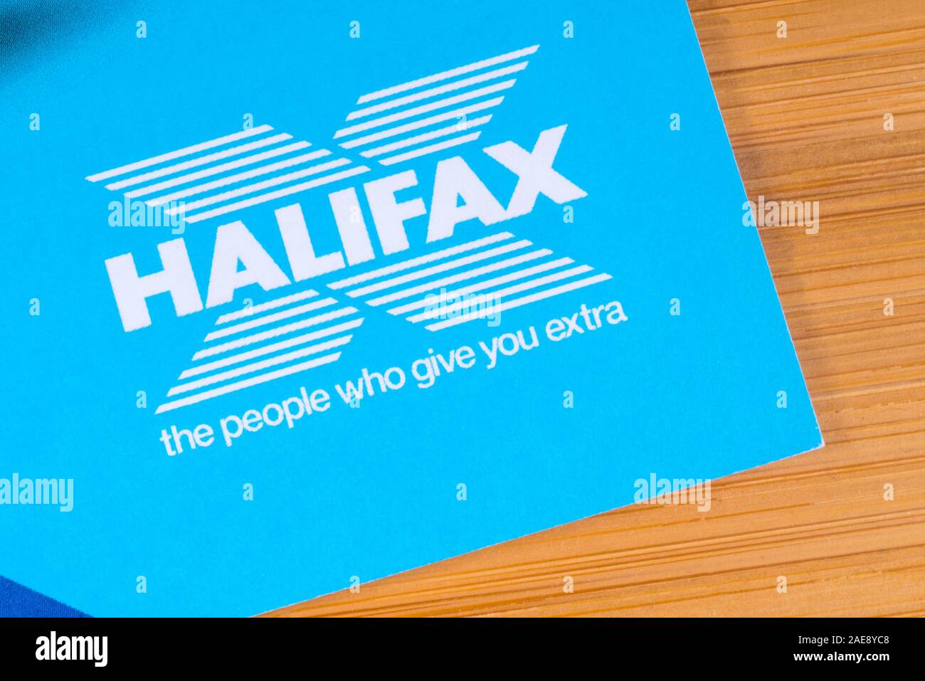 Londres, UK - 3 décembre 2019 : Close-up de la banque Halifax, le logo représenté sur une brochure d'information. Banque D'Images