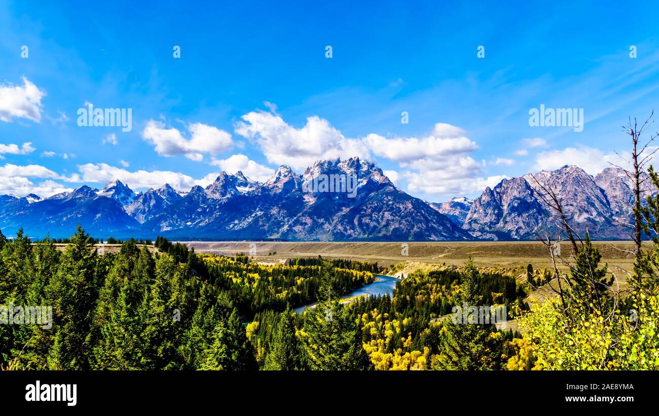 Les pics de la Grand Tetons derrière la sinueuse rivière Snake vu de la Snake River donnent sur sur l'autoroute 191 en Grand Tetons National Park, Wyoming USA Banque D'Images