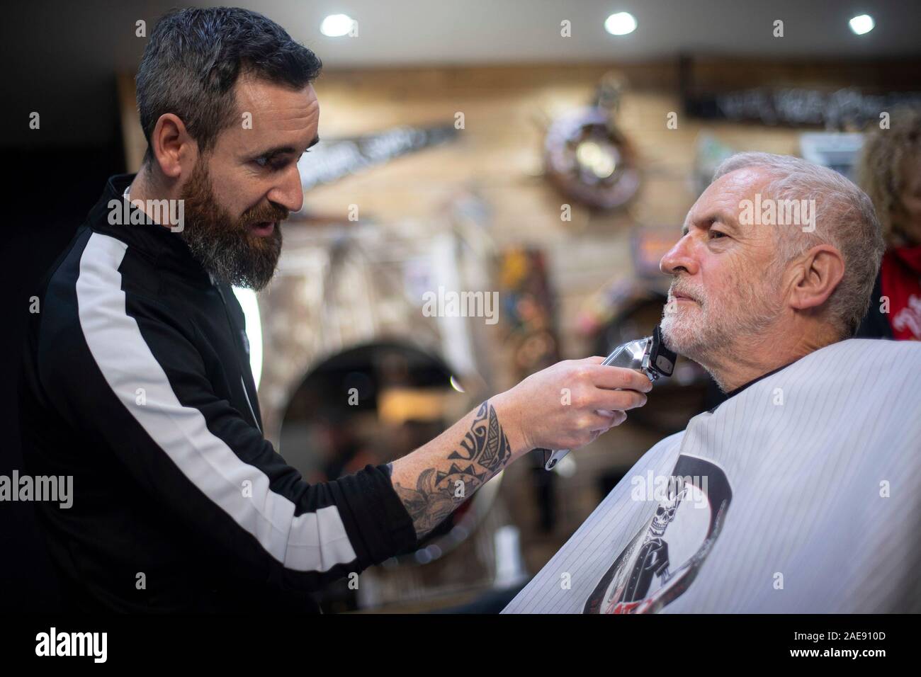 La chef du Parti du travail de Jeremy Corbyn Mel's Big Barbershop, Carmarthen ayant sa barbe parés, tandis que sur la campagne électorale générale trail au pays de Galles. PA Photo. Photo date : Samedi 7 décembre 2019. Voir l'histoire des élections. LA POLITIQUE PA Crédit photo doit se lire : Victoria Jones/PA Wire Banque D'Images