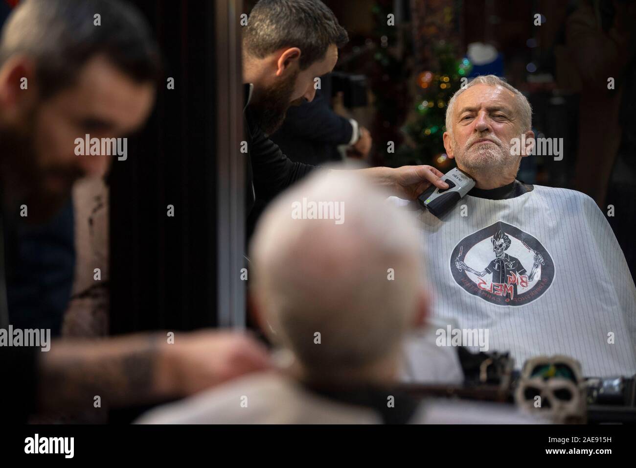 La chef du Parti du travail de Jeremy Corbyn Mel's Big Barbershop, Carmarthen ayant sa barbe parés, tandis que sur la campagne électorale générale trail au pays de Galles. PA Photo. Photo date : Samedi 7 décembre 2019. Voir l'histoire des élections. LA POLITIQUE PA Crédit photo doit se lire : Victoria Jones/PA Wire Banque D'Images