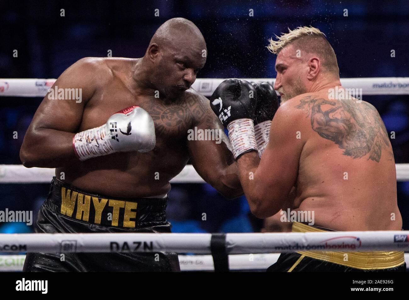 Diriyah, l'Arabie Saoudite. 07Th Dec, 2019. Boxeur britannique Dillian Whyte (L) en action contre le Polonais Mariusz Wach pendant leur concours de boxe poids lourd à l'Arène Diriyah. Credit : Oliver Weiken/dpa/Alamy Live News Banque D'Images