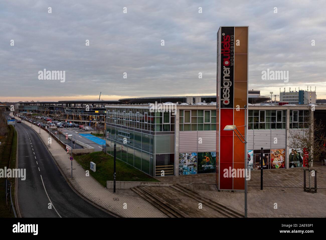 Wolfsburg, Allemagne - le 5 décembre 2019 : Designer Outlets est un outlet village. Boutiques se préparent pour les ventes saisonnières avant Noël. Banque D'Images