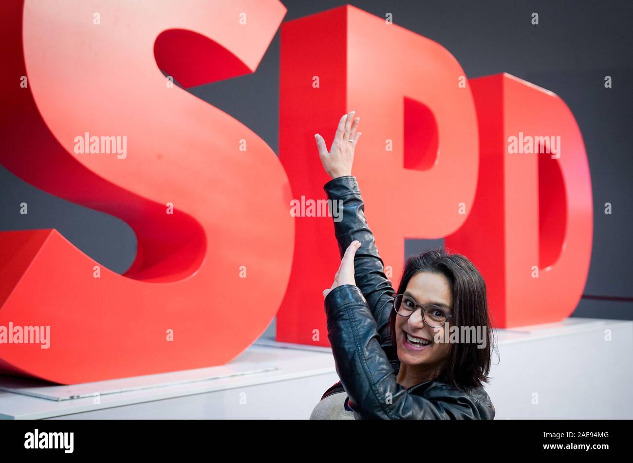 Berlin, Allemagne. 07Th Dec, 2019. Midyatli Serpil, vice-présidente du SPD, regarde vers l'appareil photo du photographe à la DSF parti fédéral conférence, à la DSF logo. Credit : Kay Nietfeld/dpa/Alamy Live News Banque D'Images