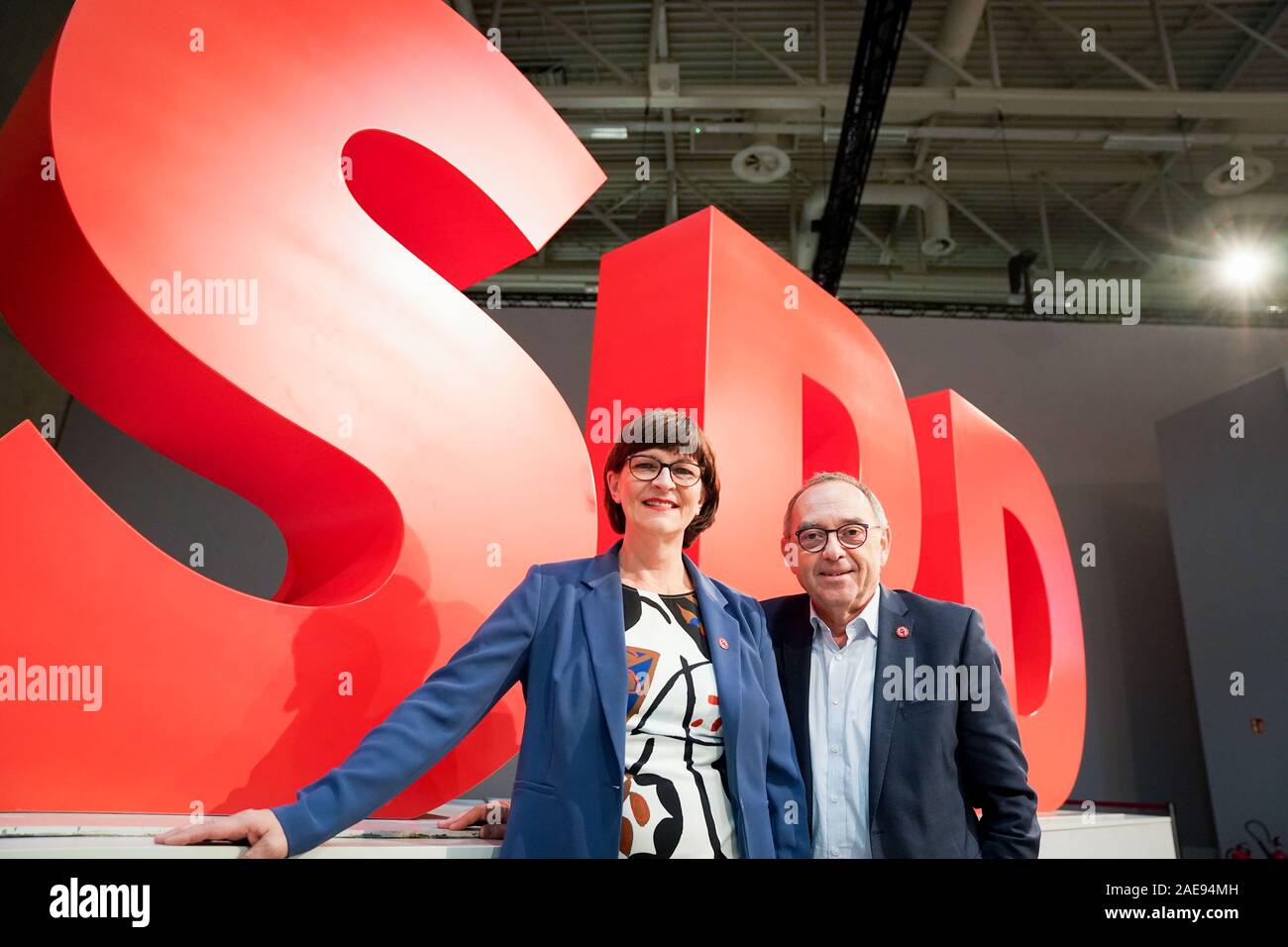 Berlin, Allemagne. 07Th Dec, 2019. Saskia Esken, président fédéral du SPD, et Norbert Walter-Borjans, président fédéral du SPD, regarder dans la caméra du photographe en marge de la conférence du parti fédéral SPD à la DSF logo. Credit : Kay Nietfeld/dpa/Alamy Live News Banque D'Images