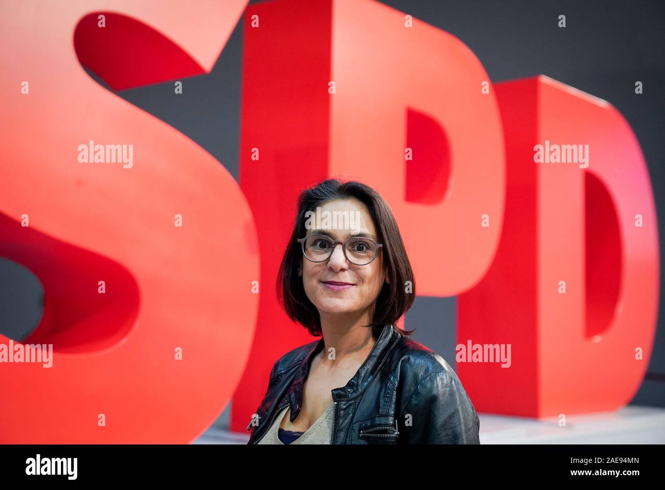 Berlin, Allemagne. 07Th Dec, 2019. Midyatli Serpil, vice-présidente du SPD, regarde vers l'appareil photo du photographe à la DSF parti fédéral conférence, à la DSF logo. Credit : Kay Nietfeld/dpa/Alamy Live News Banque D'Images