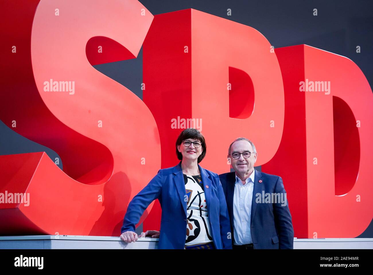 Berlin, Allemagne. 07Th Dec, 2019. Saskia Esken, président fédéral du SPD, et Norbert Walter-Borjans, président fédéral du SPD, regarder dans la caméra du photographe en marge de la conférence du parti fédéral SPD à la DSF logo. Credit : Kay Nietfeld/dpa/Alamy Live News Banque D'Images