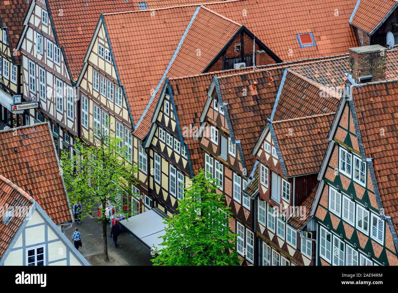 Vue sur les toits de la vieille ville médiévale de celle, de la tour de la ville, église Stadtkirche, Celle, Basse-Saxe, Allemagne Banque D'Images