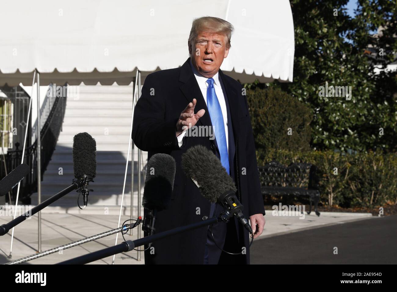 Washington, United States. 07Th Dec, 2019. Le Président américain Donald Trump parle aux médias sur la pelouse Sud de la Maison Blanche à Washington avant son départ pour Fort Lauderdale, Floride le Samedi, Décembre 7, 2019. Trump va prononcera une allocution dans le Parti Républicain de Floride Statesman's le dîner et l'Israélien American Council Sommet national. Photo par Yuri Gripas/UPI UPI : Crédit/Alamy Live News Banque D'Images