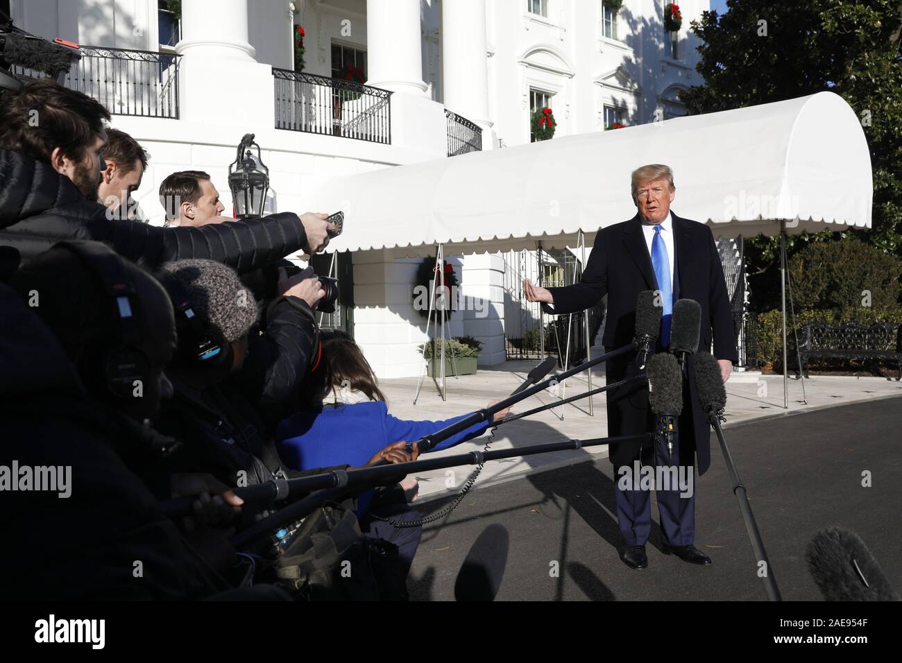 Washington, United States. 07Th Dec, 2019. Le Président américain Donald Trump parle aux médias sur la pelouse Sud de la Maison Blanche à Washington avant son départ pour Fort Lauderdale, Floride le Samedi, Décembre 7, 2019. Trump va prononcera une allocution dans le Parti Républicain de Floride Statesman's le dîner et l'Israélien American Council Sommet national. Photo par Yuri Gripas/UPI UPI : Crédit/Alamy Live News Banque D'Images