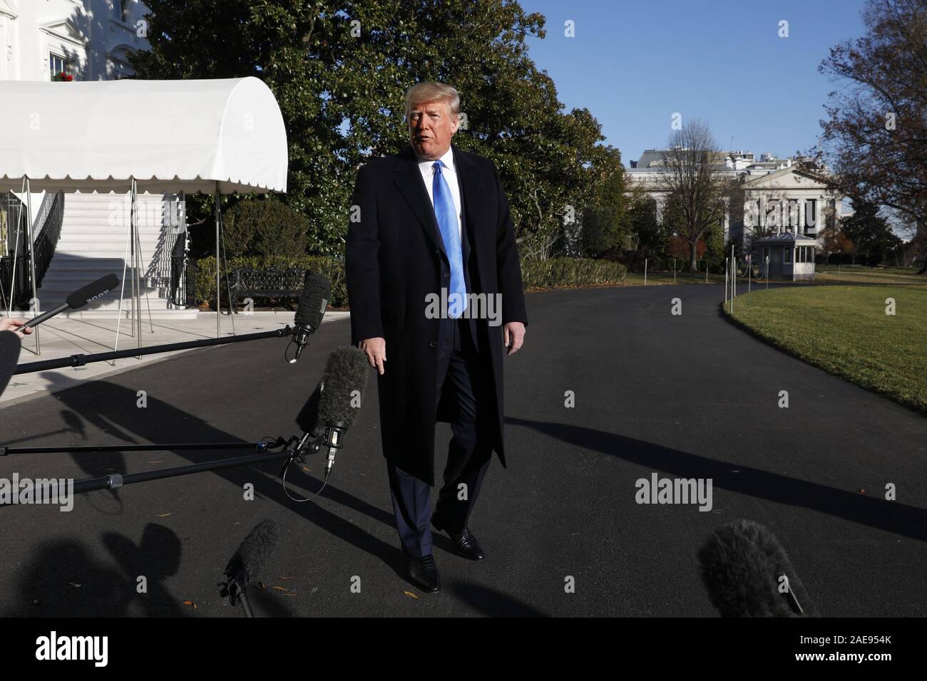 Washington, United States. 07Th Dec, 2019. Le Président américain Donald Trump parle aux médias sur la pelouse Sud de la Maison Blanche à Washington avant son départ pour Fort Lauderdale, Floride le Samedi, Décembre 7, 2019. Trump va prononcera une allocution dans le Parti Républicain de Floride Statesman's le dîner et l'Israélien American Council Sommet national. Photo par Yuri Gripas/UPI UPI : Crédit/Alamy Live News Banque D'Images