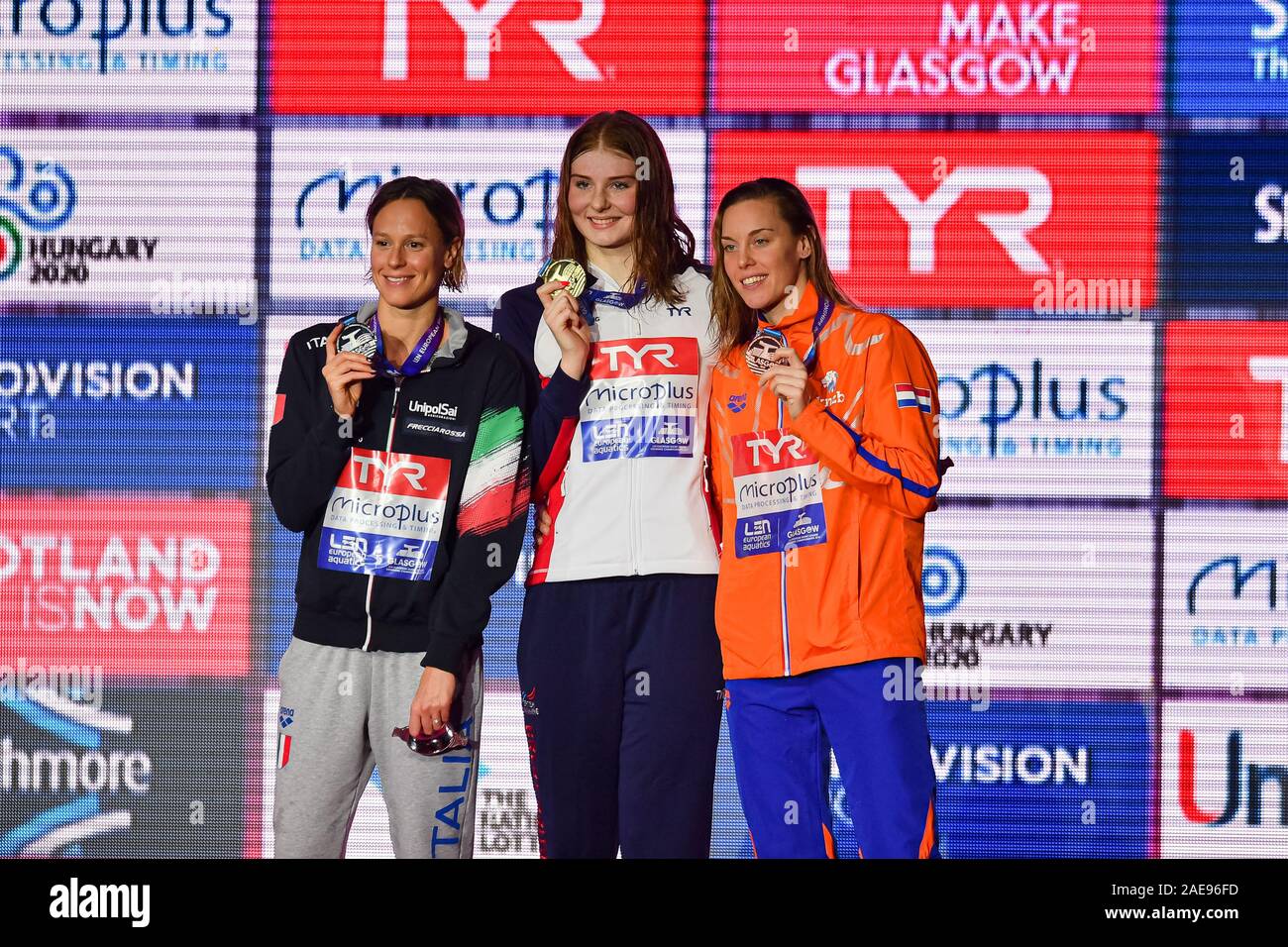 GLASGOW, Royaume-Uni. 07Th Dec, 2019. Freya Anderson de Grande-bretagne (c) a remporté la médaille d'or après avoir concouru dans le 200m nage libre pendant la journée 4 de la LEN European Short Course du Championnat de natation 2019 A Tollcross International Swimming Center le Samedi, 07 décembre 2019. GLASGOW EN ÉCOSSE. Credit : Taka G Wu/Alamy Live News Banque D'Images