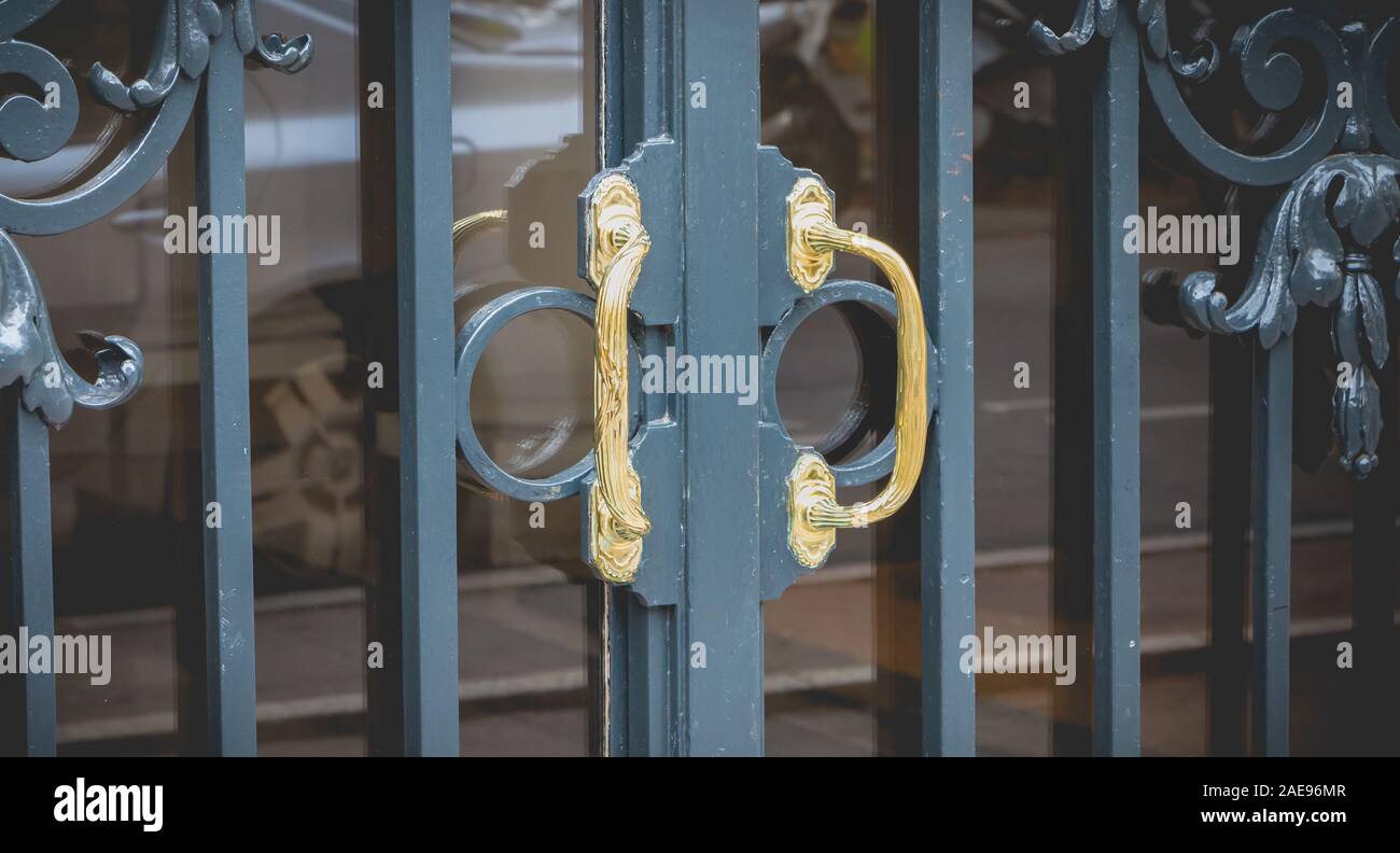 Poignée de porte en fer forgé d'or dans un quartier de luxe de Paris