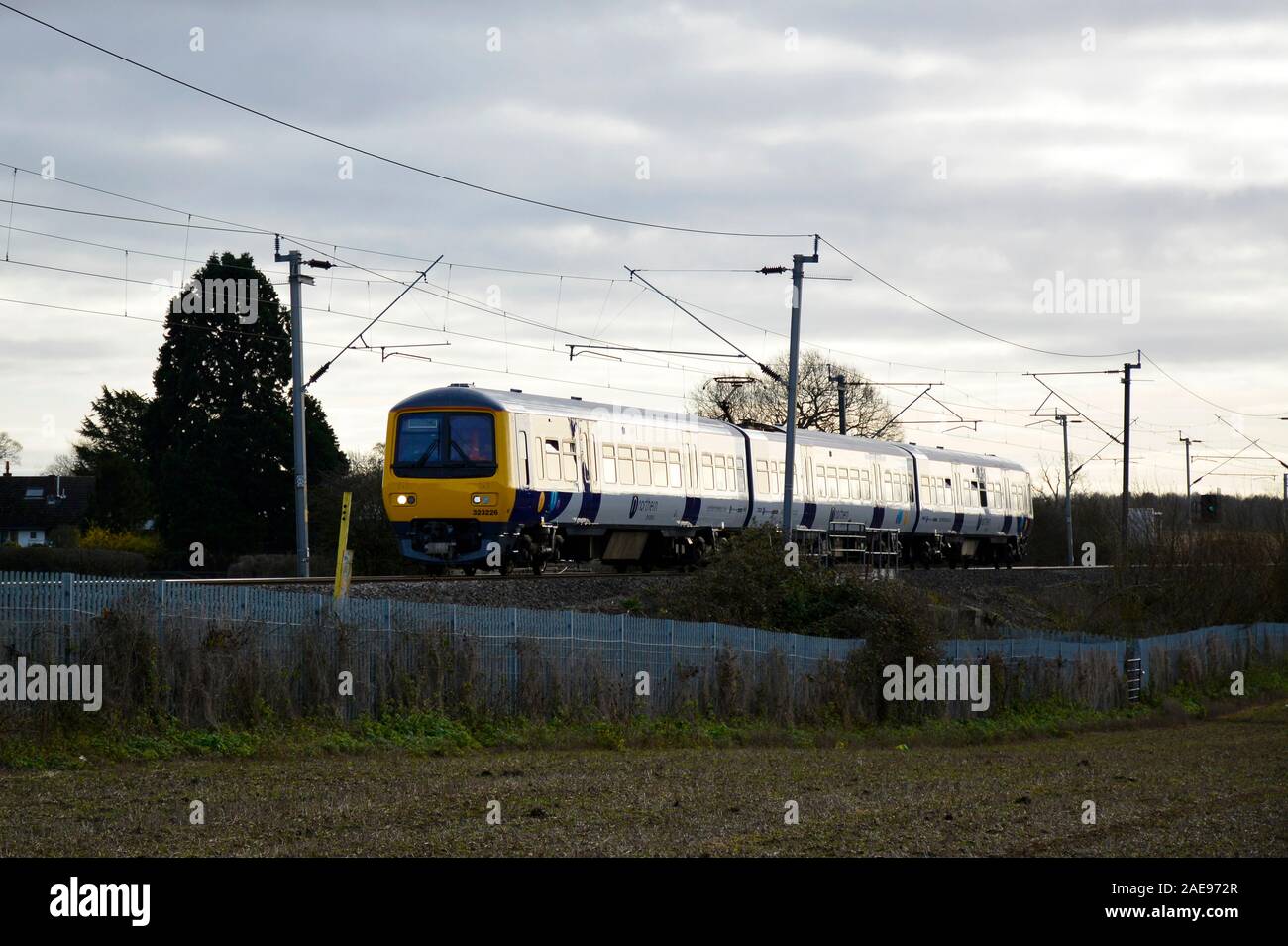 Northern Rail Class 323 feuilles 323226 Œuvres Wolverton et retourne au service via la ligne principale de la côte ouest dans le Northamptonshire Banque D'Images